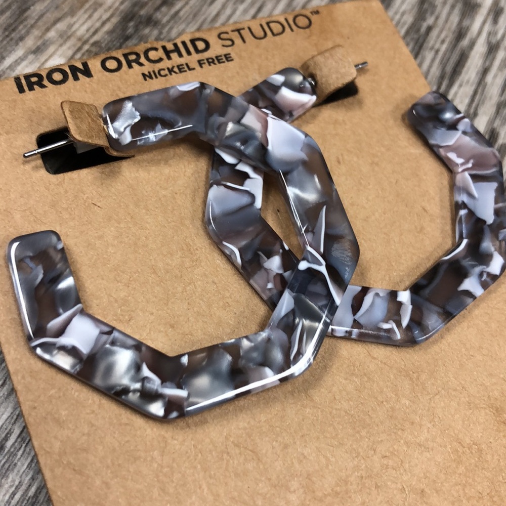 Grey resin hoop earrings so cute trendy nwt - Picture 2 of 2